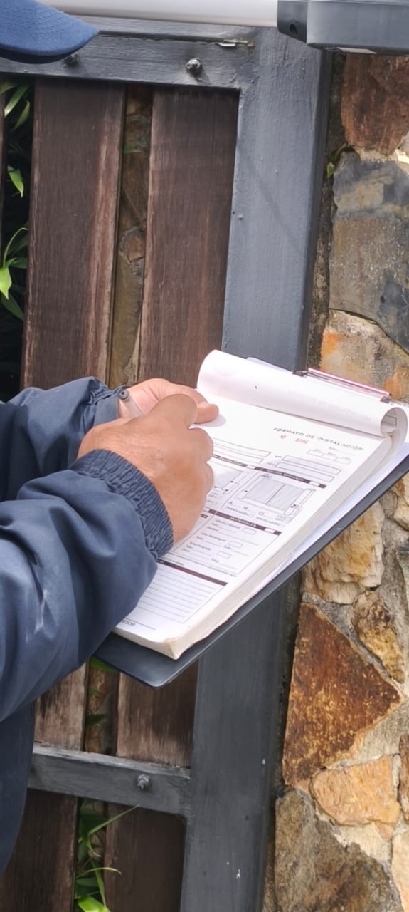 Técnico llenando formato a mano